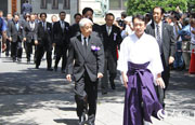 敗戦日に靖國(guó)神社參拝の人々