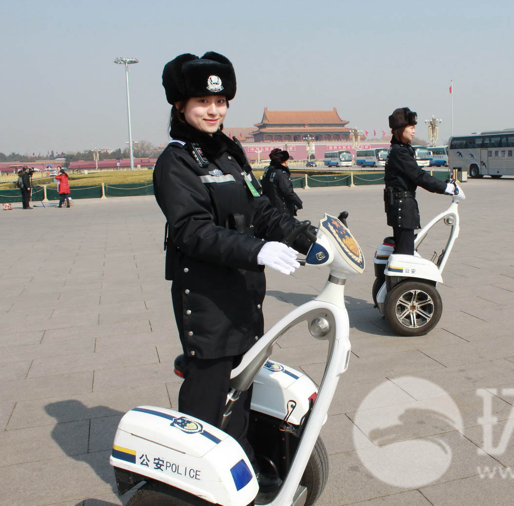 全人代　美しすぎる警察官が會場外を巡回