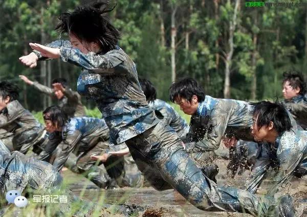 泥の中で厳しい訓練を行う中國の女性兵士の美しさ