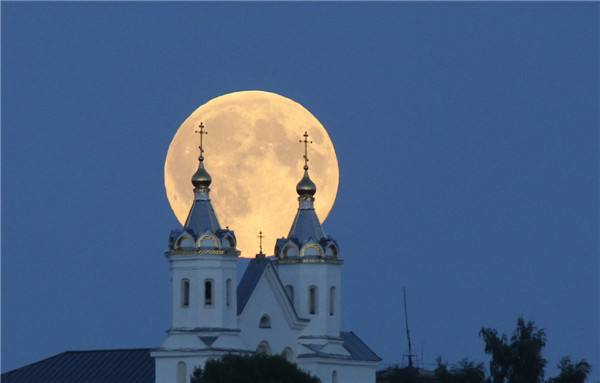 ヨーロッパの空にスーパームーンが出現