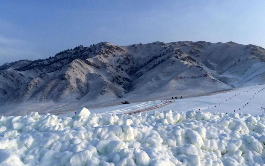 祁連山の麓に広がる雪の草原、一面に広がる壯大な景色