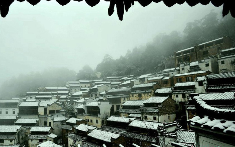 「中國(guó)で最も美しい村」江西省婺源県、雪を纏う古い村の美しい風(fēng)景