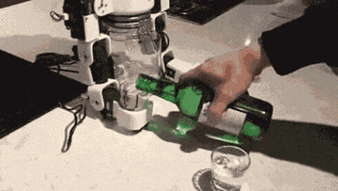 韓國人が酒飲み相手になってくれるロボットを開発