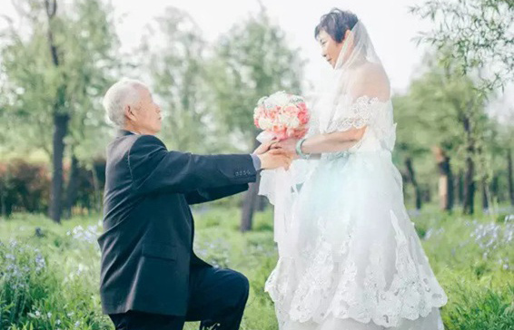 來世もあなたと共に、70代の「結婚寫真」