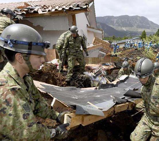 被災地での救援活動が続く、自衛(wèi)隊員2萬5千人態(tài)勢で　日本