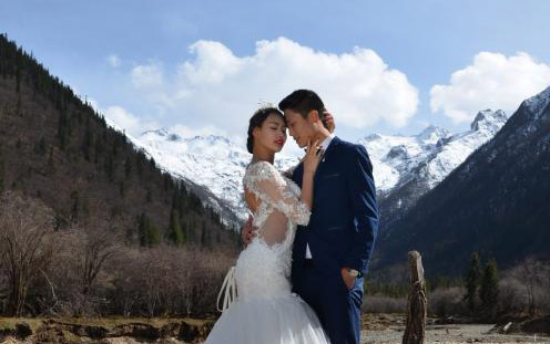 6組のカップルが高山で結婚寫真を撮影　達古氷山