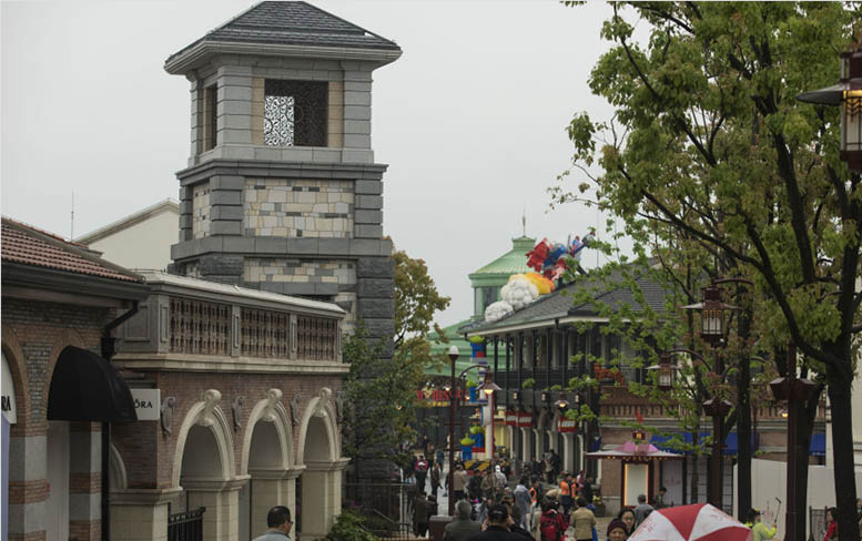 上海ディズニーが一部のエリアを公開、雨の中見學に訪れる市民