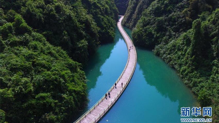 青い水面に浮かぶ「水上桟橋」登場　湖北省