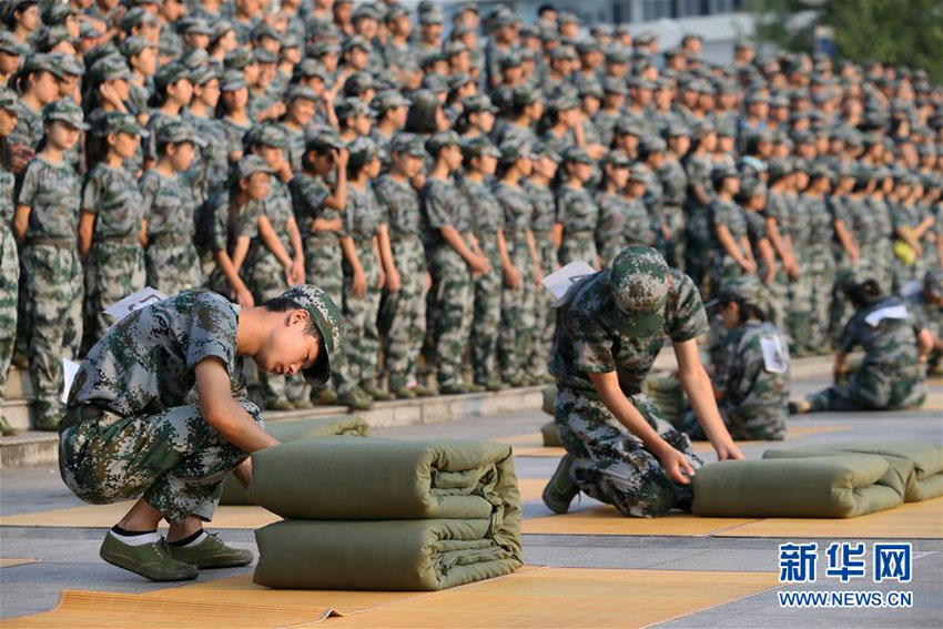 大學(xué)軍事訓(xùn)練で「布団畳み」競(jìng)技の試合開催　湖南省