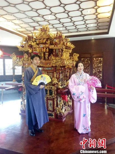 中國の伝統(tǒng)衣裝を著て「梁祝の戀」を演じた青井聡子さんと伊藤健康さん。