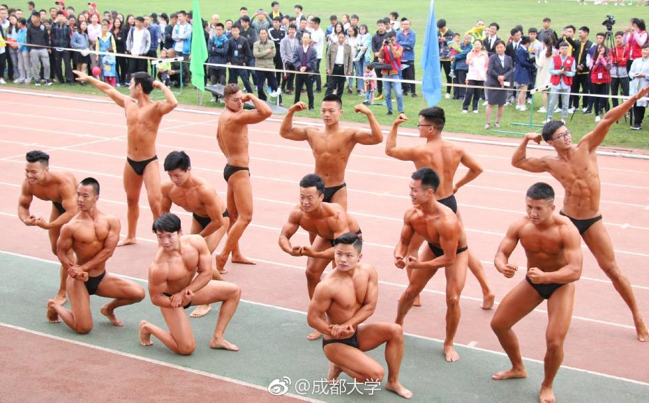 「歩く筋肉」、大學の運動會で肉體美を披露するボディビルダーチーム