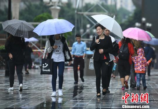 重慶で連日の降雨　気溫は18度にまで低下