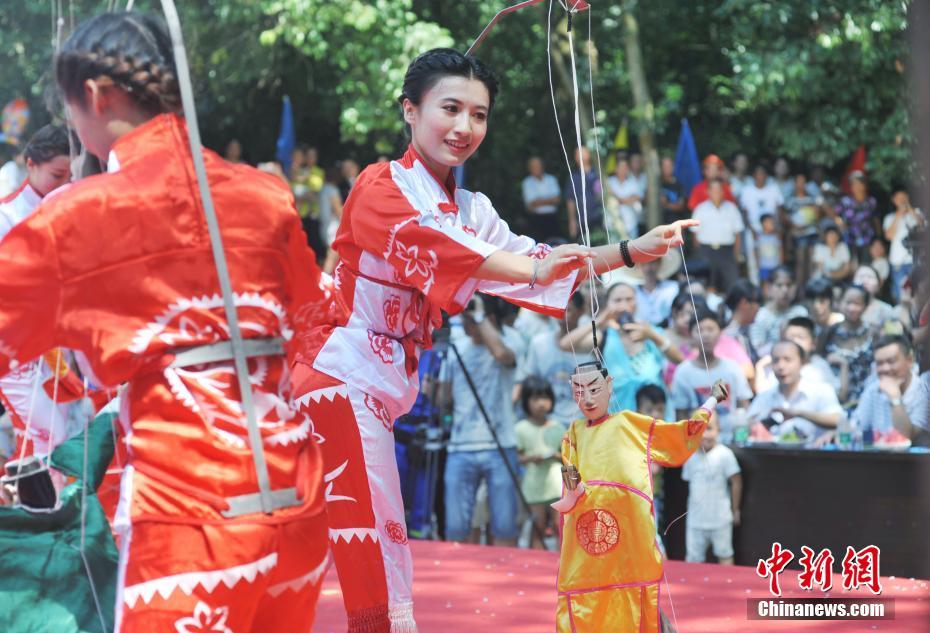 伝統(tǒng)文化と大自然の融合　糸操り人形愛好家の女性、竹林で人形劇を披露　