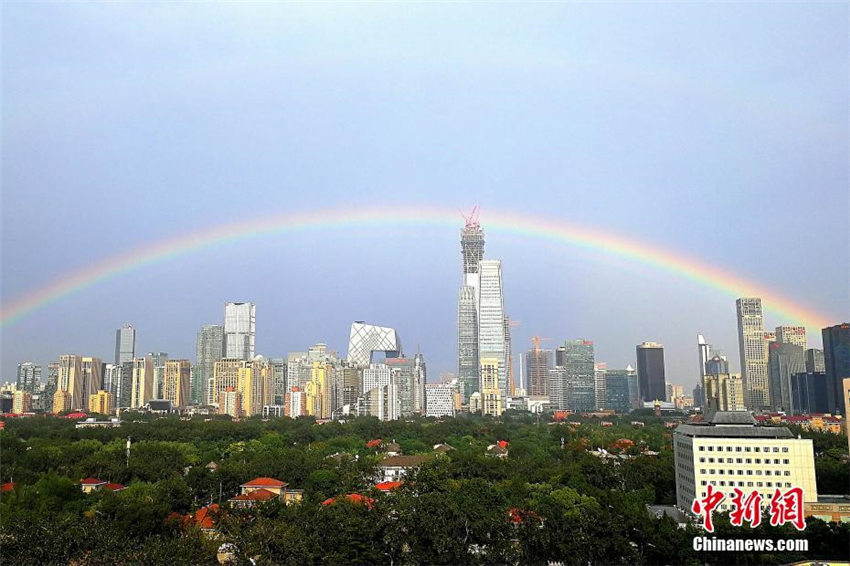 ゲリラ豪雨が通り過ぎ、巨大な虹出現(xiàn)　北京市