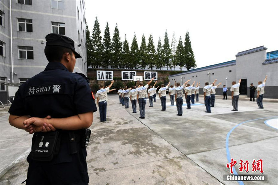 訓(xùn)練に勵む雅安刑務(wù)所の特別警察隊(duì)　四川省