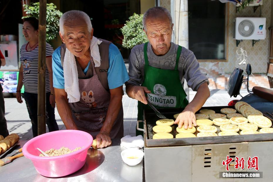 西安の街で昔ながらの「土月餅」作り続けて十數(shù)年、1日の売上げ300個