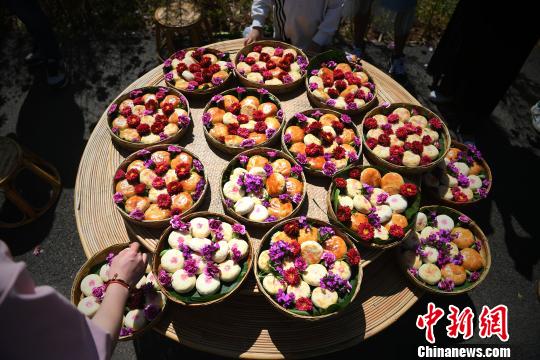 雲南で花入り月餅早食い大會開催、一足先に中秋節祝う