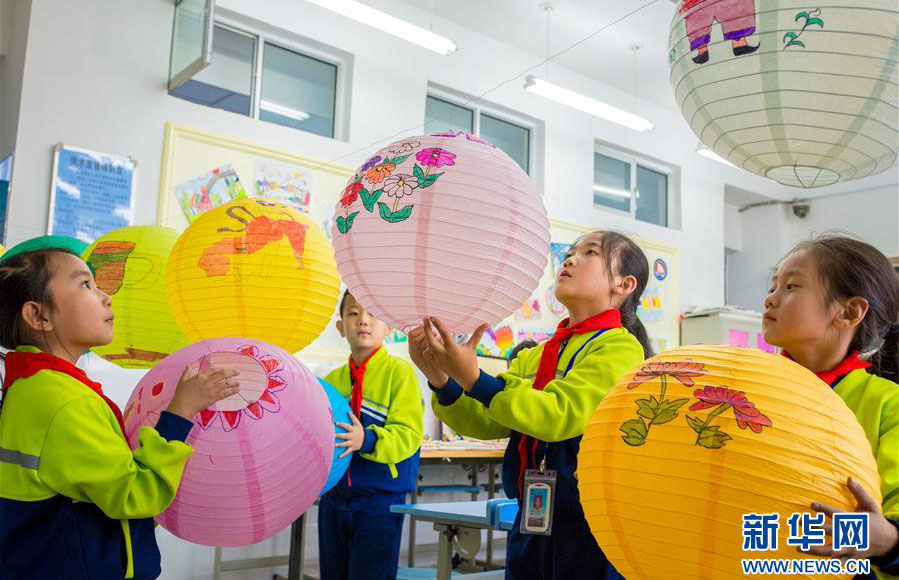 小學(xué)生が中秋節(jié)用のランタン作り　內(nèi)モンゴル自治區(qū)