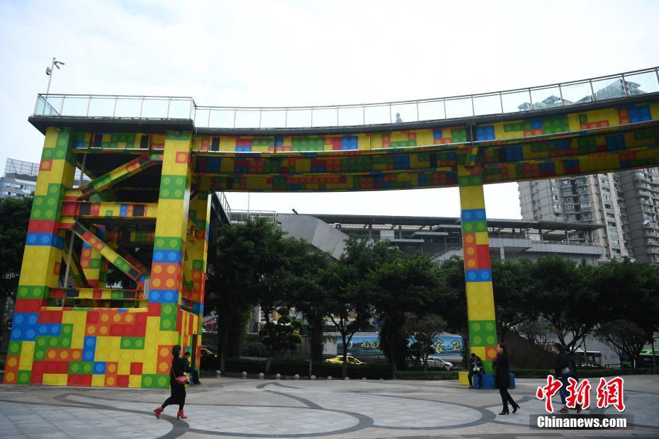 カラフルなブロック歩道橋が話題に　重慶