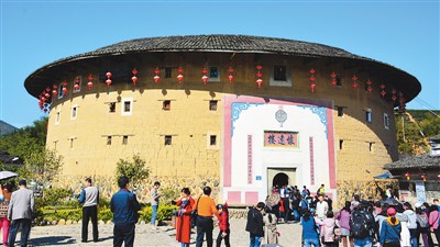 世界文化遺産の永定土樓　週末には観光客が殺到　福建省