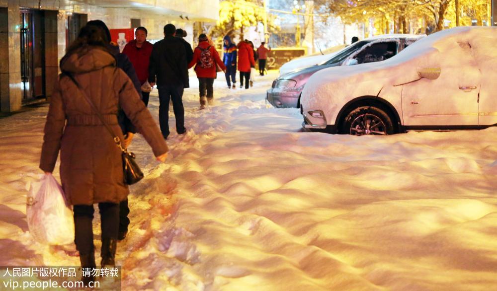 ウルムチ市で今冬最大の雪　気象庁が黃色警報発令　新疆