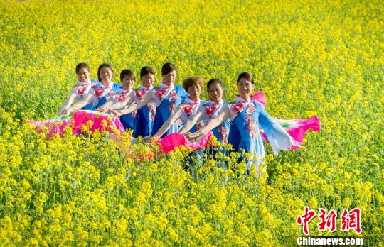 江西省徳興市で菜の花満開(kāi)に　春の陽(yáng)気を楽しむ人々