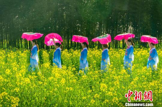 江西省徳興市で菜の花満開に　春の陽気を楽しむ人々