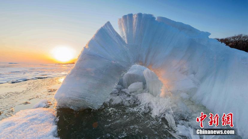 中國(guó)とロシアの國(guó)境沿いの湖で氷と水が織りなす不思議な景観現(xiàn)る