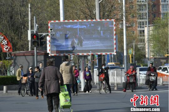 北京初、信號無視行為を映し出すスクリーン登場！