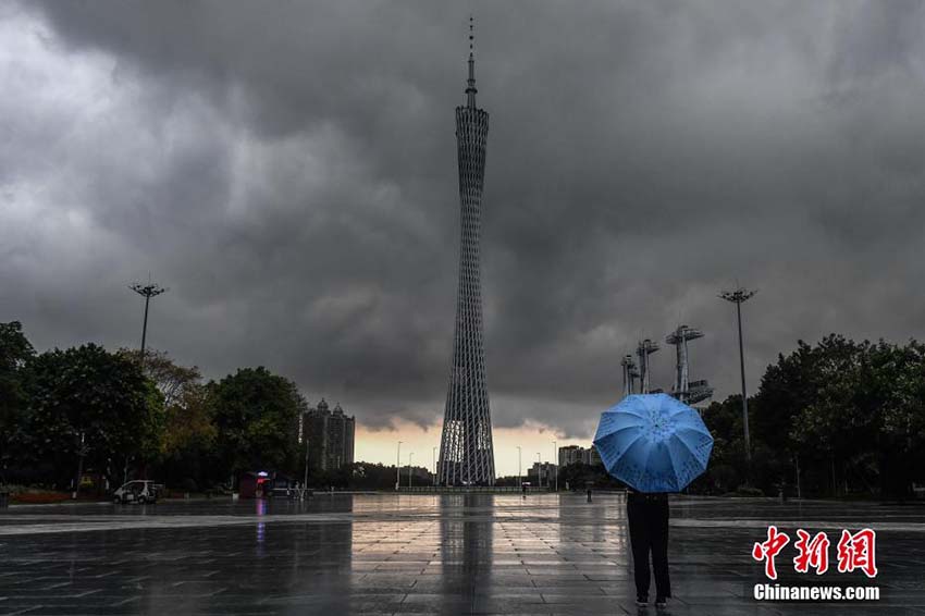 豪雨に見(jiàn)舞われた広東省、各地で暴風(fēng)雨警報(bào)発令