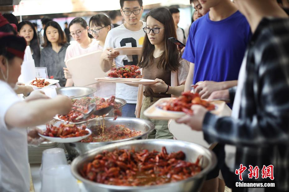 南京の大學、卒業(yè)生のために「ザリガニ祭り」