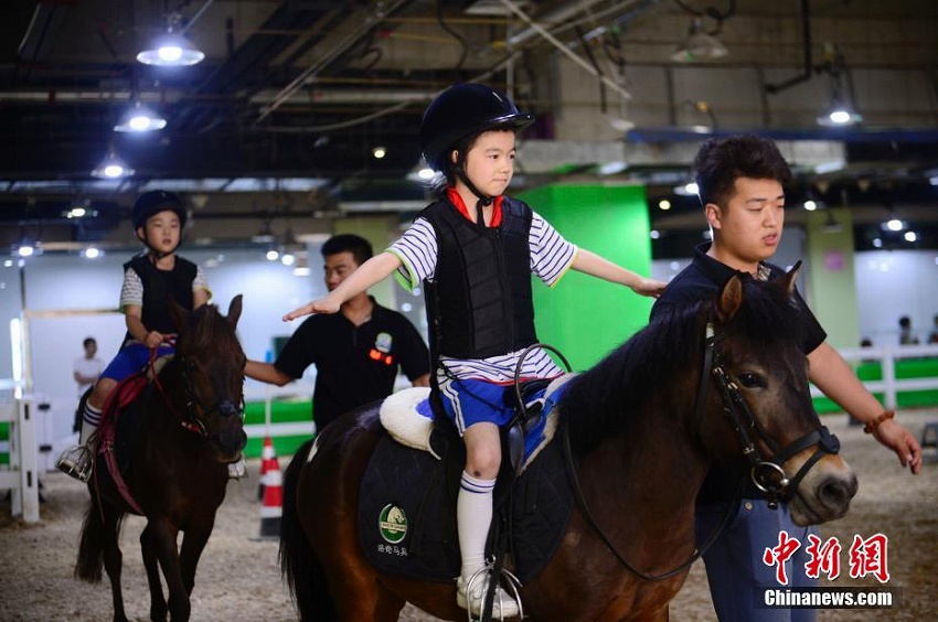 馬との觸れ合い體験　 內蒙古自治區の小學校で馬術體験授業