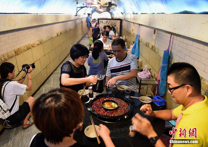 防空壕內(nèi)で火鍋を食べて暑気払い　重慶市