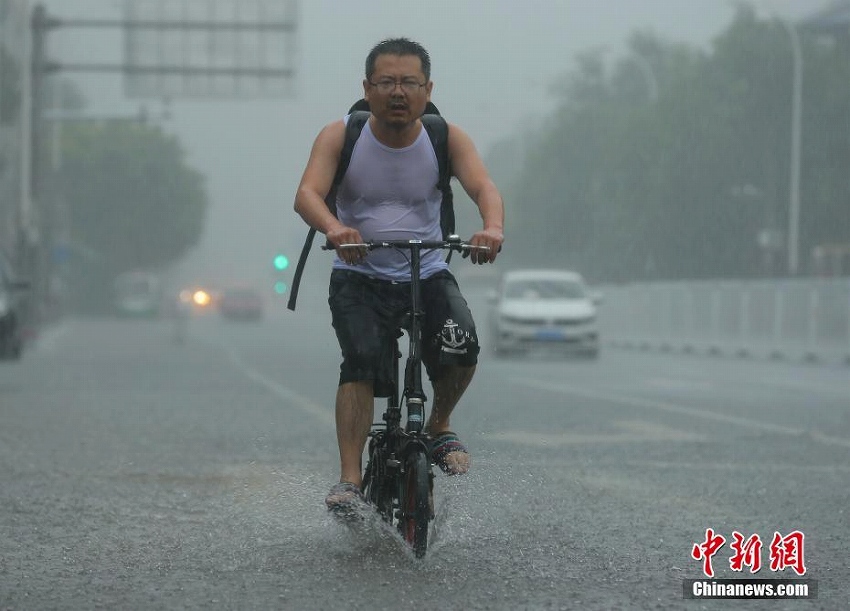 北京市で豪雨、連日の猛暑日に終止符