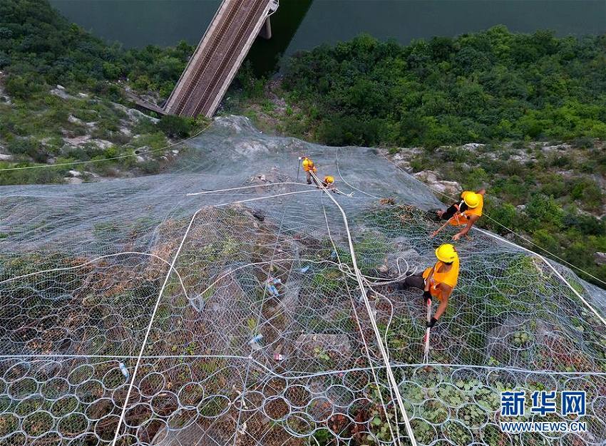 落石の危険性を取り除くため、斷崖にぶら下がり働く「外科醫」たち