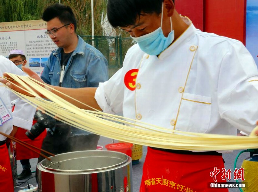 ラーメン職人たちが珠玉の技競(jìng)う　青海省初のラーメン技能大會(huì)