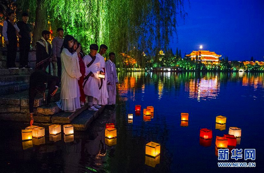 中秋節(jié)の夜空を照らす満月