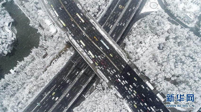 ウルムチで積雪　本格的な冬に突入