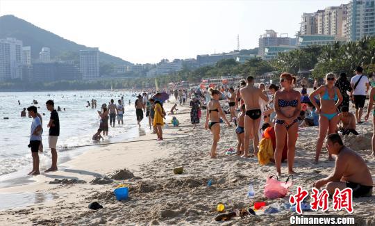 中國の北方では寒気到來、海南省は海水浴客でにぎわう