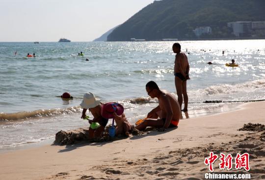 中國の北方では寒気到來、海南省は海水浴客でにぎわう