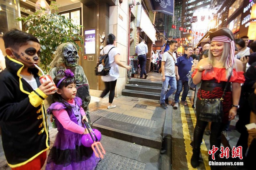 ハロウィンイベントで賑わう香港地區(qū)の蘭桂坊