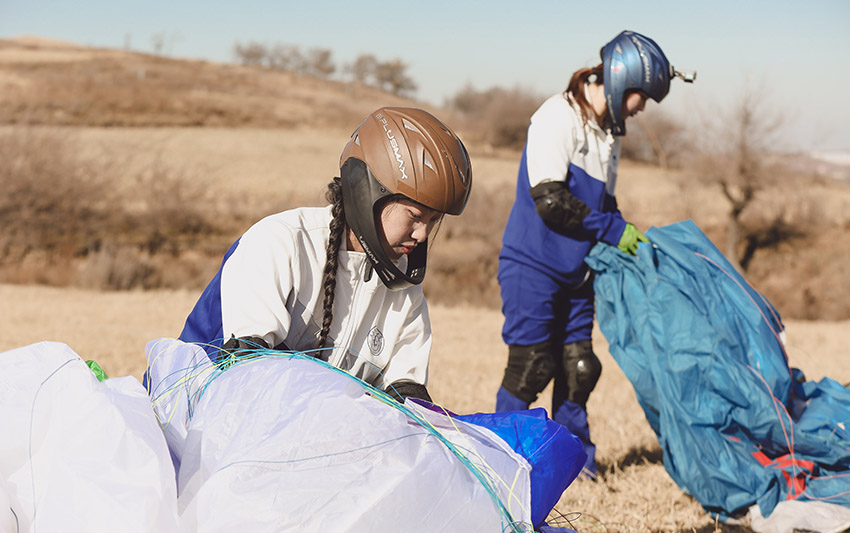 中國東北3省初の女子大生パラグライダーチームが初飛行に成功