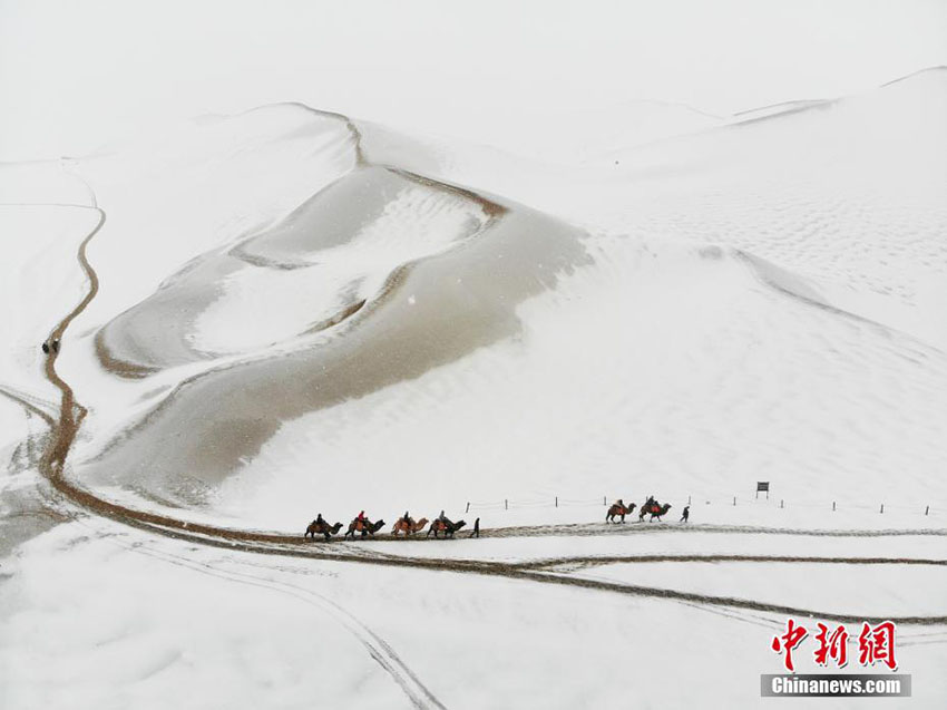 敦煌鳴沙山?月牙泉景勝地に「砂漠の雪景色」現る　甘粛省