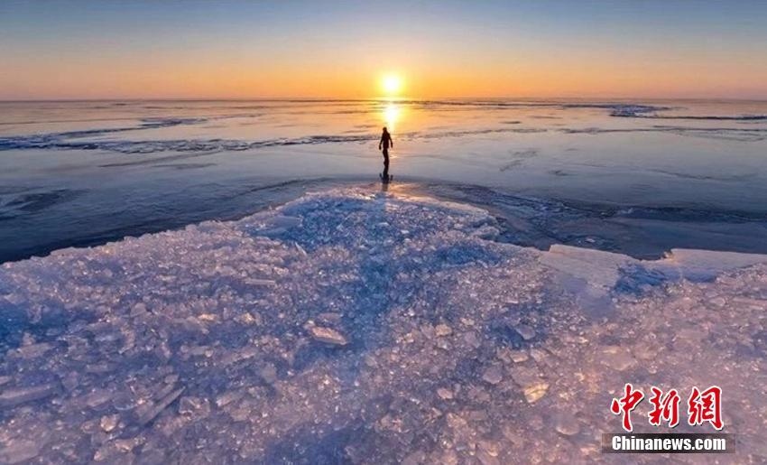 中國とロシアの國境にある最大規(guī)模の湖に美しい青色の氷