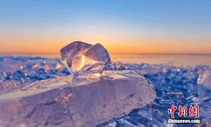 中國とロシアの國境にある最大規模の湖に美しい青色の氷