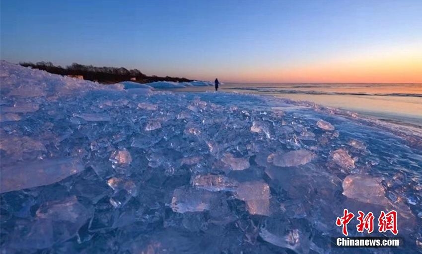 中國とロシアの國境にある最大規模の湖に美しい青色の氷