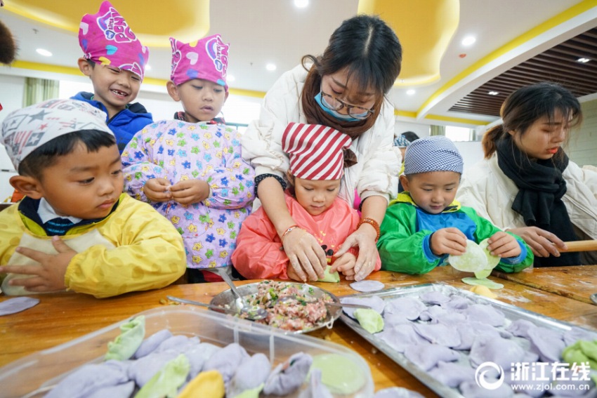 餃子で迎える冬至　浙江省長興県の幼稚園で餃子づくりイベント