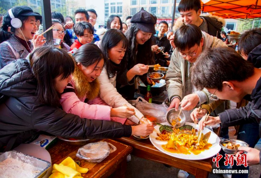 魚を捕まえ、作って、食べよう！武漢の大學で「沁湖魚宴」イベント