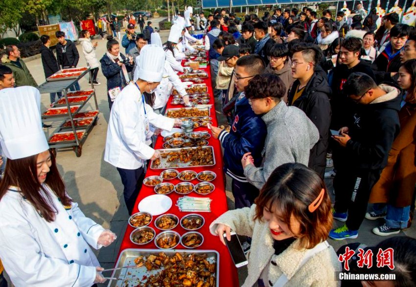 魚を捕まえ、作って、食べよう！武漢の大學で「沁湖魚宴」イベント