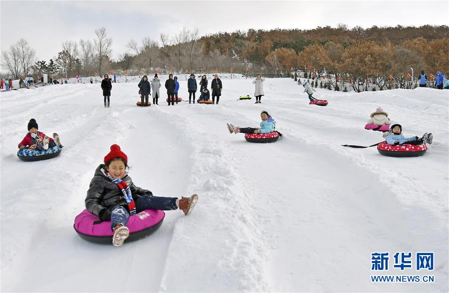 中國、年末年始に雪遊びを楽しむ人々